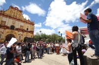 Domingo 22 de julio del 2012.. San Cristóbal de las Casas, Chiapas. Manifestantes del movimiento •132 realizan un mitin en la Plaza de la Paz para protestar posteriormente en las instalaciones de la Ex Maquiladora donde se construirá un nuevo Soriana en e