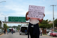 20230629. Tuxtla Continuan las protestas en el tramoo carretero Tuxtla- San CritÃ³bal de las Casas por los familiares de los 16 secuestrados de la SSyPC