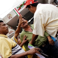 Foto/MH ChQ. Viernes 27 de septiembre del 2013. Tuxtla Gutiérrez. Uno de los maestros que intenta agredir a fotógrafos y reporteros durante el evento por la despenalización del aborto de la ONG  DDESER en esta mañana es sometido por sus compañeros.