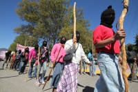 Martes 20 de noviembre del 2012. San Cristóbal de las Casas, Chiapas. Indígenas de varias colonias de San Cristóbal de las Casas marchan gritando consignas zapatistas durante las celebraciones de la Revolución Mexicana para exigir a las autoridades estata