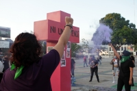 Miércoles 25 de noviembre del 2020. Tuxtla Gutiérrez.  La cruz conmemorativa en contra de la violencia de las mujeres instalada en la Plaza Central de la ciudad por las integrantes de los grupos feministas