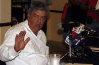 Miércoles 8 de junio. El ex gobernador Roberto Albores Guillen habla en conferencia de prensa sobre la detención de Pablo Salazar y las relaciones de los ex gobernadores con el poder político.