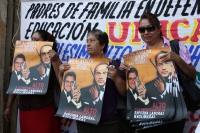 Lunes 15 de octubre del 2012. Tuxtla Gutiérrez, Chiapas. Maestros y estudiantes de las facultades de Tuxtla y Chiapa de Corzo, marchan esta mañana por la Avenida Central para exigir que sea reanuden las clases y se termine el paro estudiantil.