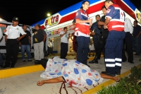 Jueves 12 de jilio del 2012. Tuxtla Gutiérrez, Chiapas. Policía auxiliar salia de la tienda EXTRA al filo de la 01:30hrs con un café en la mano cuando fue agredido por tres sujetos desconocido, asesinándolo con su misma arma escopeta calibre 12, en el lug