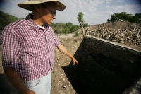 El arqueólogo Bruce Bachand realiza los últimos trabajos del Montículo 11 de Chiapa de Corzo donde fuera encontrado un milenario entierro en lo que fuera un centro ceremonial astronómico en el complejo prehispánico de este lugar.   Los curiosos comentan e