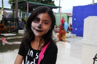 Lunes 2 de noviembre del 2015. Chiapa de Corzo. El panteón de esta comunidad de la ribera del Grijalva vive los festejos del Día de Muertos llenándose de los olores de flores e incienso desde la víspera de esta madrugada.