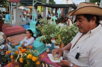 Lunes 2 de noviembre del 2015. Chiapa de Corzo. El panteón de esta comunidad de la ribera del Grijalva vive los festejos del Día de Muertos llenándose de los olores de flores e incienso desde la víspera de esta madrugada.