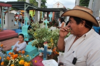 Lunes 2 de noviembre del 2015. Chiapa de Corzo. El panteón de esta comunidad de la ribera del Grijalva vive los festejos del Día de Muertos llenándose de los olores de flores e incienso desde la víspera de esta madrugada.
