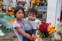 Lunes 2 de noviembre del 2015. Chiapa de Corzo. El panteón de esta comunidad de la ribera del Grijalva vive los festejos del Día de Muertos llenándose de los olores de flores e incienso desde la víspera de esta madrugada.