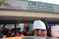Jueves 2 de junio. Colonos de la Bienestar Social marchan y se manifiestan el as instalaciones de la CFE en el centro de la ciudad para protestar por las altas tarifas que se han venido cobrando y anuncian que dejaran de realizar los pagos y los adeudos.