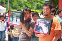 Lunes 6 de agosto del 2012. Tuxtla Gutiérrez, Chiapas. Estudiantes de la Escuela Normal Rural Mactumatza y de otras normales se manifiestan este medio día para conmemorar la lucha de esta escuela y recordar a los estudiantes que han sido detenidos y muert