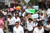 Lunes 4 de junio del 2012. Tuxtla Gutiérrez, Chiapas. Jóvenes estudiantes marchan por la Avenida Central para manifestarse en contra de la violencia electoral promovida por los partido políticos.