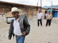 San Cristóbal de Las Casas, Chis. 3 de Septiembre del 2013. Habitantes de colonia 24 de Mayo, al norte de la ciudad de San Cristóbal, informaron que la policía municipal detuvo a integrantes de la Comunidad en Resistencia “Erasto Urbina”, perteneciente a 