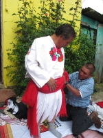 Lunes 2 de octubre del 2012. Huixtan, Chiapas. El uso de las vestimentas tradicionales en las festividades religiosas y civiles cobra importancia vital protagónica en la comunidad de Huixtan, donde el ceremonial de vestimenta puede durar alrededor de 3 ho