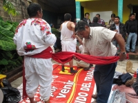 Lunes 2 de octubre del 2012. Huixtan, Chiapas. El uso de las vestimentas tradicionales en las festividades religiosas y civiles cobra importancia vital protagónica en la comunidad de Huixtan, donde el ceremonial de vestimenta puede durar alrededor de 3 ho Lunes 2 de octubre del 2012. Huixtan, Chiapas. El uso de las vestimentas tradicionales en las festividades religiosas y civiles cobra importancia vital protagónica en la comunidad de Huixtan, donde el ceremonial de vestimenta puede durar alrededor de 3 ho