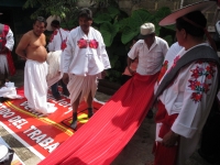 Lunes 2 de octubre del 2012. Huixtan, Chiapas. El uso de las vestimentas tradicionales en las festividades religiosas y civiles cobra importancia vital protagónica en la comunidad de Huixtan, donde el ceremonial de vestimenta puede durar alrededor de 3 ho Lunes 2 de octubre del 2012. Huixtan, Chiapas. El uso de las vestimentas tradicionales en las festividades religiosas y civiles cobra importancia vital protagónica en la comunidad de Huixtan, donde el ceremonial de vestimenta puede durar alrededor de 3 ho