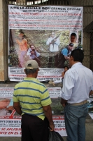 Martes 14 de enero del 2014. Tuxtla Gutiérrez. La protesta ciudadana toma nuevas formas como el caso de esta joven quien pega carteles con fotografías en la entrada del congreso local.