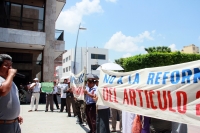 Miércoles 9 de septiembre del 2012. Tuxtla Gutiérrez, Chiapas. Militantes del Foro Civico se manifiestan en las entradas del edificio del congreso local y en las calles de la ciudad para exigir el respeto al articulo 24 constitucional y que se defienda el