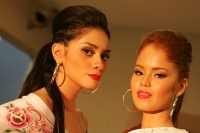 Las jóvenes finalistas del concurso Nuestra Belleza Chiapas 2010 realizan una pasarela en conocido centro comercial presentado ropa casual la noche de este sábado.