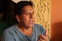 Martes 5 de agosto del 2014. Tuxtla Gutiérrez. Platicando con Sergio de la Cruz en el día internacional de los pueblos indígenas.