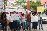 Jueves 11 de octubre del 2012. Estudiantes de la UNICACH marchan por la avenida central para protestar en contra del CGH-UNICACH y contra el paro de actividades escolares en esta universidad