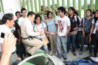 Lunes 9 de octubre del 2012. Foto/Alex Estrada. Tuxtla Gutiérrez, Chiapas. Estudiantes de la Universidad de Ciencias y Artes de Chiapas UNICACH en huelga intentan detener a los jóvenes que quieren recibir clases después de varias semanas de paro escolar.