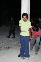 Sábado 5 de mayo del 2012. Colonos logran atrapar a un ladrón para amarrarlo en un poste como castigo durante los hechos violentos ocurridos la víspera en la colonia conocida como Yukis en el Norte de Tuxtla Gutiérrez.