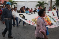 Viernes 2 de octubre del 2015. Tuxtla Gutiérrez. Familias, maestros y estudiantes durante la marcha de este 2 de octubre.