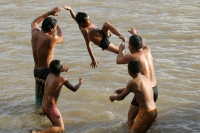 Martes 10 de agosto. Jóvenes y adultos disfrutan las tardes de calor en las aguas del río Grijalva sin importar que no existan medidas de seguridad en el malecón de Chiapa de Corzo; las lluvias de la temporada y el desfogue de las presas hidroeléctricas h