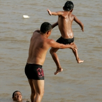Martes 10 de agosto. Jóvenes y adultos disfrutan las tardes de calor en las aguas del río Grijalva sin importar que no existan medidas de seguridad en el malecón de Chiapa de Corzo; las lluvias de la temporada y el desfogue de las presas hidroeléctricas h
