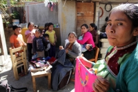 Jueves 7 de diciembre del 2017. San Cristóbal de las Casas. Artesanas de San Juan Chamula realizan la elaboración de tejidos tradicionales indÃÂgenas en el modesto taller instalado en la parte alta de la zona norte para poder ofrecer las prendas a los v Jueves 7 de diciembre del 2017. San Cristóbal de las Casas. Artesanas de San Juan Chamula realizan la elaboración de tejidos tradicionales indÃÂgenas en el modesto taller instalado en la parte alta de la zona norte para poder ofrecer las prendas a los v