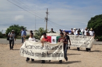 Sábado 28 de agosto. Grupos des migrantes y organizaciones de ayuda, realizan un recorrido por las vías del tren de la ciudad de Arriaga en solidaridad con las familias de los migrantes masacrados en Tamaulipas y exigen a las autoridades mexicanas que se 