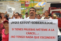 Viernes 4 de septiembre del 2015. Tuxtla Gutiérrez. Paco Rojas Toledo ex candidato a la alcaldía de la capital de Chiapas por el PAN se manifiesta este medio día después de recibir la demanda por lavado de dinero durante la campaña política que se encuent