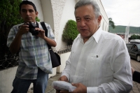 AMLO en Tuxtla.  Andrés Manuel López Obrador llega a la ciudad de Tuxtla dond realiza la presentación de su libro “La mafia que se adueño de México… y el 2010” esta tarde en la capital del estado de Chiapas.