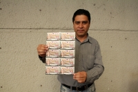 Viernes 8 de julio del 2016. Tuxtla Gutiérrez. Julio Alegría es el artista plástico que realizó el dibujo que sirve de ilustración para el billete conmemorativo del año consagrado a Ángel Albino Corzo de la Lotería Nacional, el cual saldrá a la venta el p