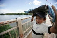 Jueves 9 de septiembre. Pobladores de la cabecera municipal de Villa de Acala, observan con temor la creciente del río Grijalva ante el incremento del caudal por el desfogue de la presa La Angostura.