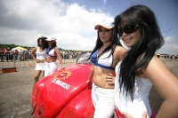 Las jóvenes bellezas chiapanecas acompañan el segundo día de actividades en el viejo aeropuerto Llano San Juan donde se realiza la final del seria de Arrancones Bicentenario 2010