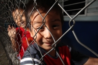 Viernes 8 de julio. un grupo de jóvenes y niños de escasos recursos toman los alimentos que el Banco de Alimentos de la Central de Abastos de Tuxtla les brinda a través de los desayunadores instalados para este fin mientras que las familias reciben despen Viernes 8 de julio. un grupo de jóvenes y niños de escasos recursos toman los alimentos que el Banco de Alimentos de la Central de Abastos de Tuxtla les brinda a través de los desayunadores instalados para este fin mientras que las familias reciben despen