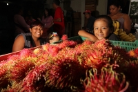 Viernes 8 de julio. Un niño de escasos 6 años de edad juega y se divierte con la lente fotográfica mientras que sus padres se dedican a la distribución del fruto del Rambután en la Central de Abastos de la ciudad de Tuxtla Gutiérrez. Este fruto es sembrad