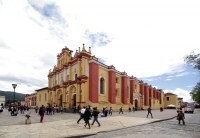 Sábado 15 de julio del 2017. San Cristóbal de las Casas. Los espacios arquitectónicos coloniales ofrecen la calidez hospitalaria a los visitantes que confluyen en las callejuelas de esta ciudad del sureste de México. Sábado 15 de julio del 2017. San Cristóbal de las Casas. Los espacios arquitectónicos coloniales ofrecen la calidez hospitalaria a los visitantes que confluyen en las callejuelas de esta ciudad del sureste de México.