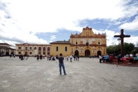 Sábado 15 de julio del 2017. San Cristóbal de las Casas. Los espacios arquitectónicos coloniales ofrecen la calidez hospitalaria a los visitantes que confluyen en las callejuelas de esta ciudad del sureste de México.