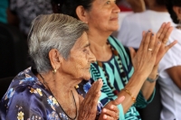 Jueves 28 de agosto del 2014. Tuxtla Gutiérrez. Las personas de la tercera edad de la Casa del Abuelo son coronadas al estilo de la etnia Zoque, acompañados de música y pastel para festejar este día.