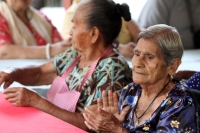 Jueves 28 de agosto del 2014. Tuxtla Gutiérrez. Las personas de la tercera edad de la Casa del Abuelo son coronadas al estilo de la etnia Zoque, acompañados de música y pastel para festejar este día.