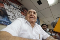 Miércoles 22 de mayo del 2013. Tuxtla Gutiérrez, Chiapas. Los regaños del abuelo. Don Fernando Coello Pedrero habla junto con Flavio Sosa sobre la administración del estado de Chiapas a manos de su nieto MVC.