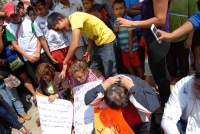 Martes 31 de mayo del 2016. Foto/TA. Comitan de Domínguez. Maestras de una escuela primaria son exhibidas y trasquiladas esta mañana durante las manifestaciones del Movimiento Magisterial.