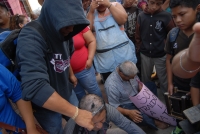Martes 31 de mayo del 2016. Foto/TA. Comitan de Domínguez. Maestras de una escuela primaria son exhibidas y trasquiladas esta mañana durante las manifestaciones del Movimiento Magisterial.