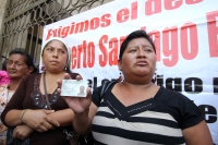 Miércoles 2 de abril del 2014. Tuxtla Gutiérrez. Los familiares del joven asesinado dentro de la cárcel en el municipio de Ácala piden justicia en las entradas del congreso local en Chiapas.