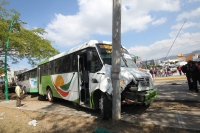 Viernes 13 de enero del 2016. Tuxtla Gutiérrez. Un fuerte accidente es provocado por un camión cargado de varillas, el cual golpeo a dos camiones foráneos y varios vehículos en la entrada poniente de la capital de estado de Chiapas.