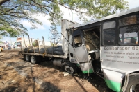 Viernes 13 de enero del 2016. Tuxtla Gutiérrez. Un fuerte accidente es provocado por un camión cargado de varillas, el cual golpeo a dos camiones foráneos y varios vehículos en la entrada poniente de la capital de estado de Chiapas.