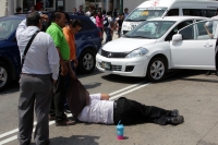 Miércoles 18 de marzo del 2015. Tuxtla Gutiérrez. Dos personas permanecen en el suelo sin soltar el celular después de ser atropellados en el bulevar Belisario Domínguez.